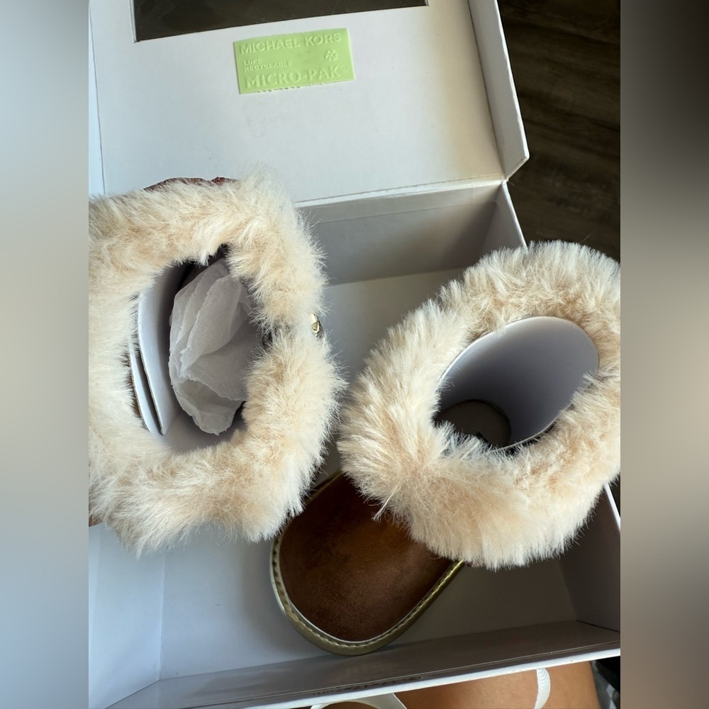 Michael Kors Baby Boots Size 3 Tan Faux Fur Bow Cozy Winter NWT - Picture 2 of 7